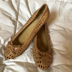 Stuart Weitzman nude kitten heels